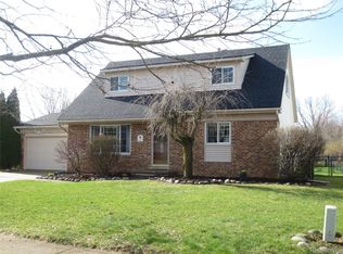 61365 Creekview Dr, South Lyon, MI