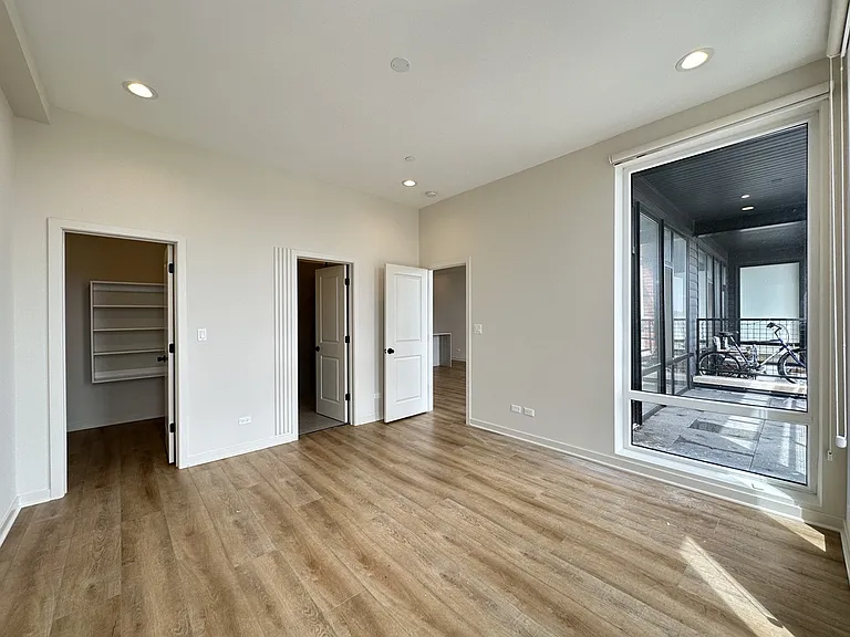 3207 N Narragansett Ave #604 — Photo 14