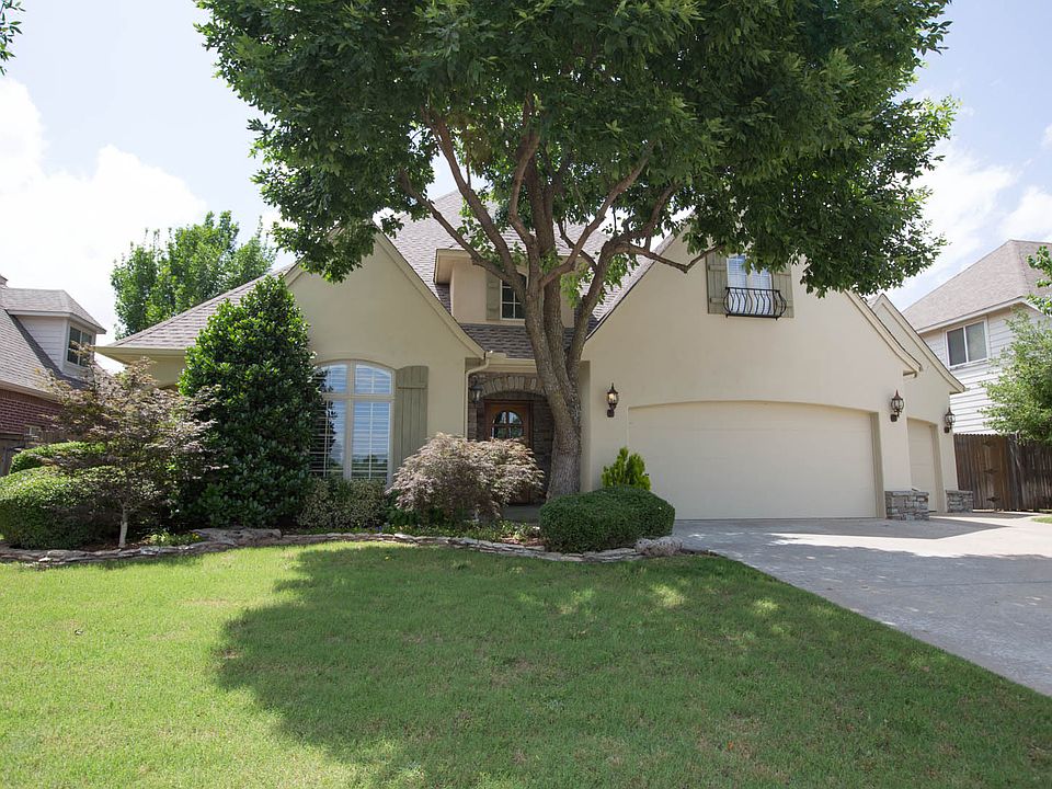 Elegant open plan with exceptional custom finishes & gorgeous private backyard in desirable Jenks SE! Highlights include: hardwoods, plantation shutters, lighted art niches, generator hook-up, central vacuum & 3-car Garage w/ work area. Comm Pool & Park.