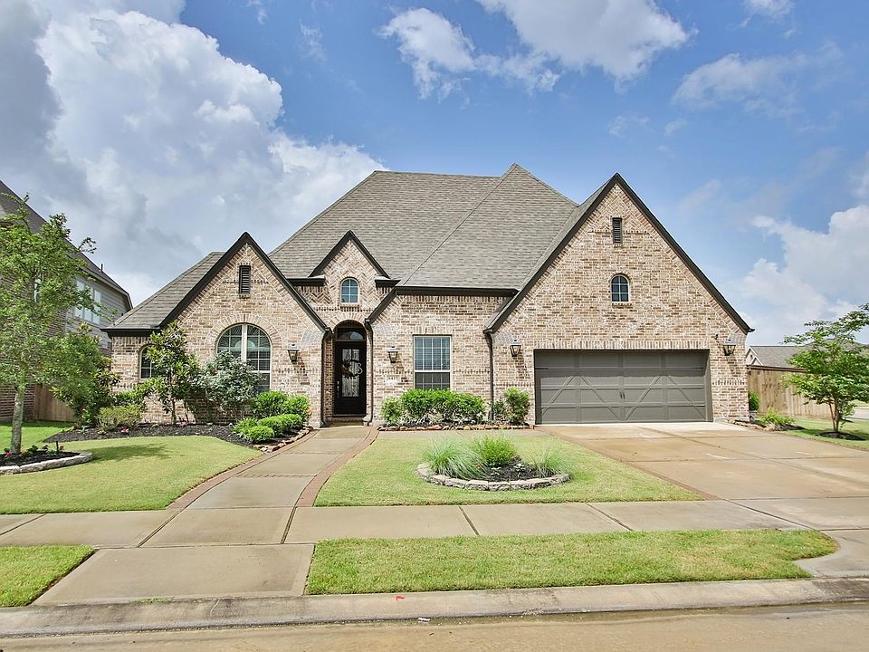 THIS IMPRESSIVE HIGHLAND HOME SETS WITHIN LOVELY LAWNS AND MATURE PLANTING BEDS. FOLLOW THE PATH THROUGH THE CENTER TO THE ELEGANT FRONT DOOR THAT AWAITS YOU.