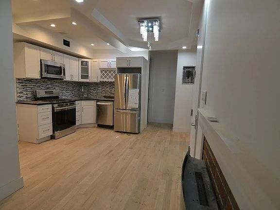 3rd image of 1043 Jefferson Ave #1