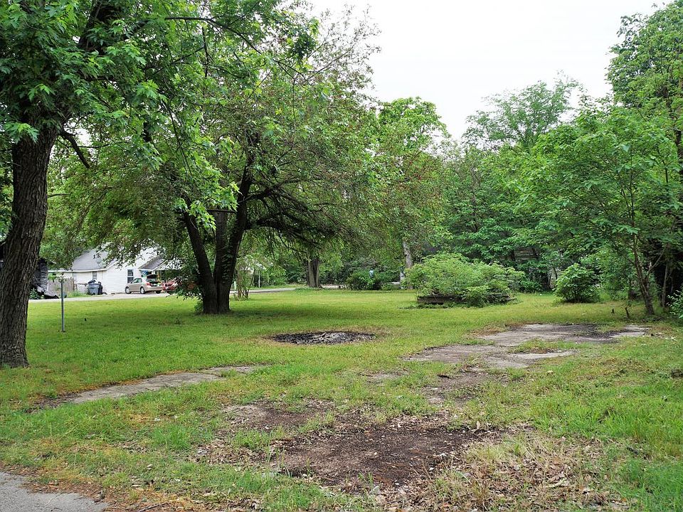 2nd image of 403 Shady Ln