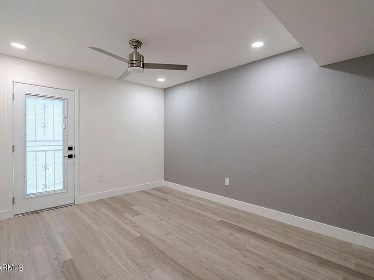 747 E Bethany Home Rd — Photo 16