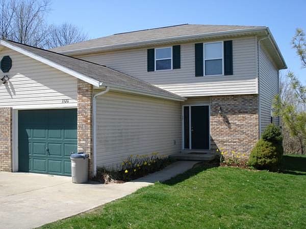 Duplex w 2 car garage