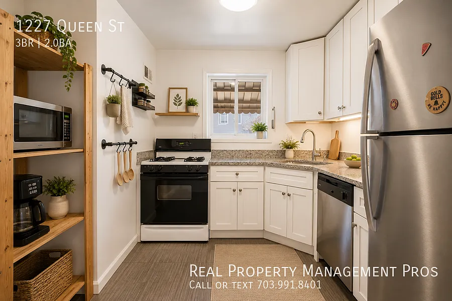 Three bedrooms in the heart of Old Town Alexandria!- large back yard!! — Photo 4