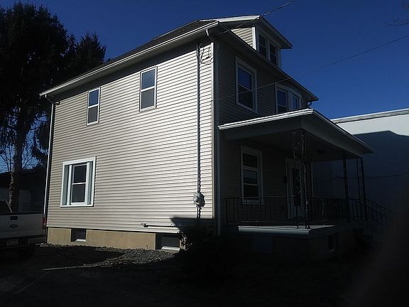 3rd image of 124 W Vaughn St