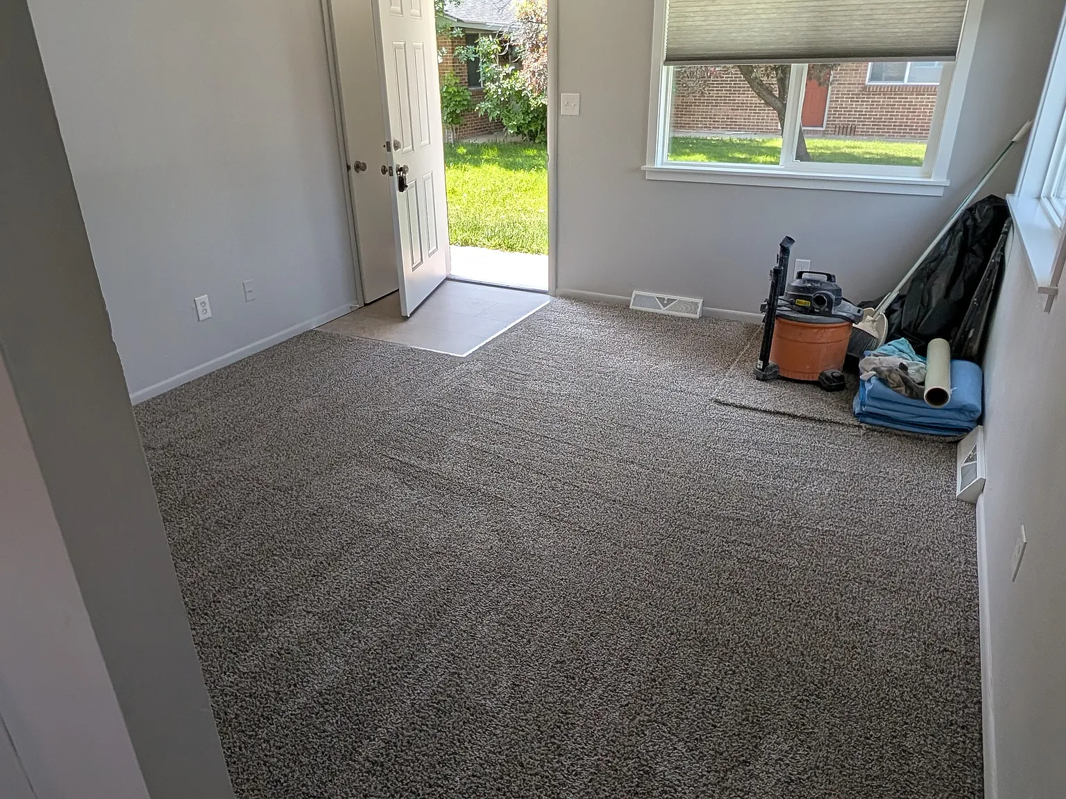 3 bed, 923 sqft, $2,100 — Photo 3