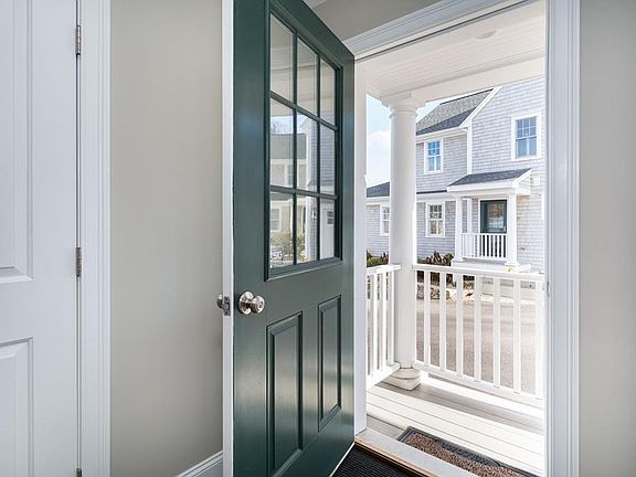 3rd image of 172 Sandwich St #172