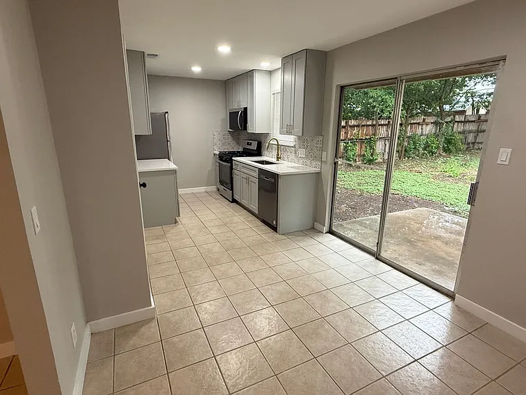 106 E Longspur Blvd — Photo 7