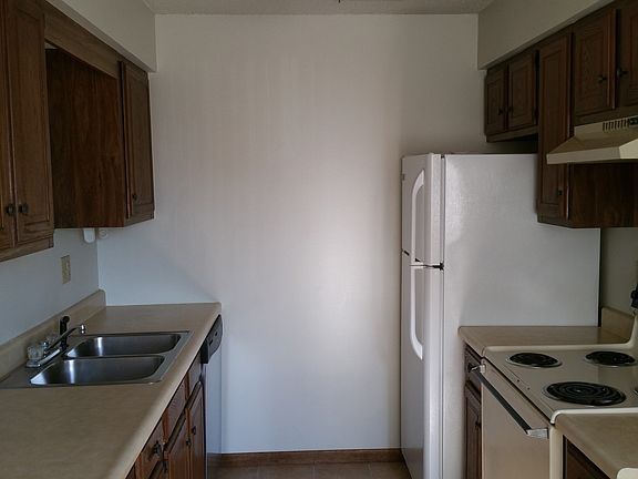 5th image of 928 Boston Way APT 1