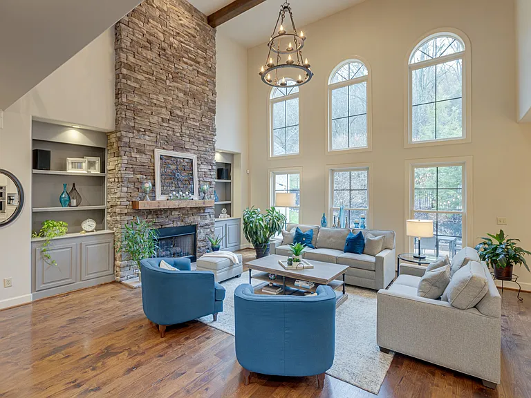 219 King Arthur Cir — Photo 3