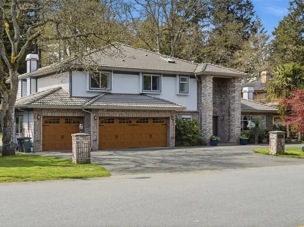 1032 Valewood Trl, Saanich, BC V8X 5G7