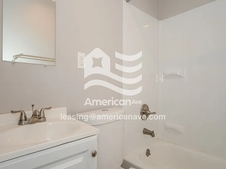 516892_011_wm_-_bathroom_13323244.jpg