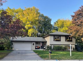 720 Bighorn Dr, Chanhassen, MN 55317