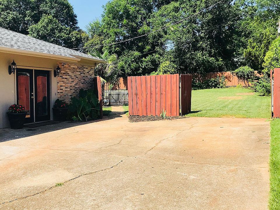 2nd image of 103 Lakewood Dr