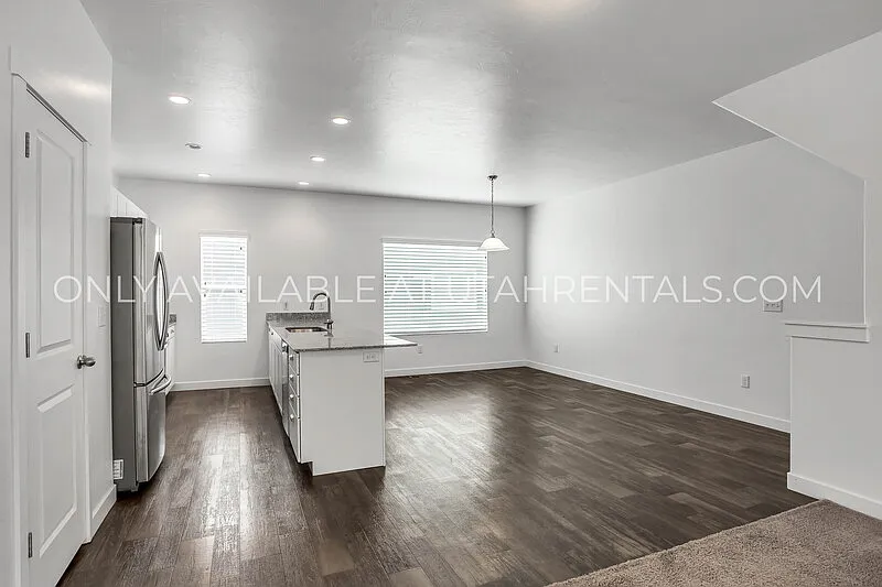 3 bed, 3.0 bath, 1824 sqft, $2,049 — Photo 2