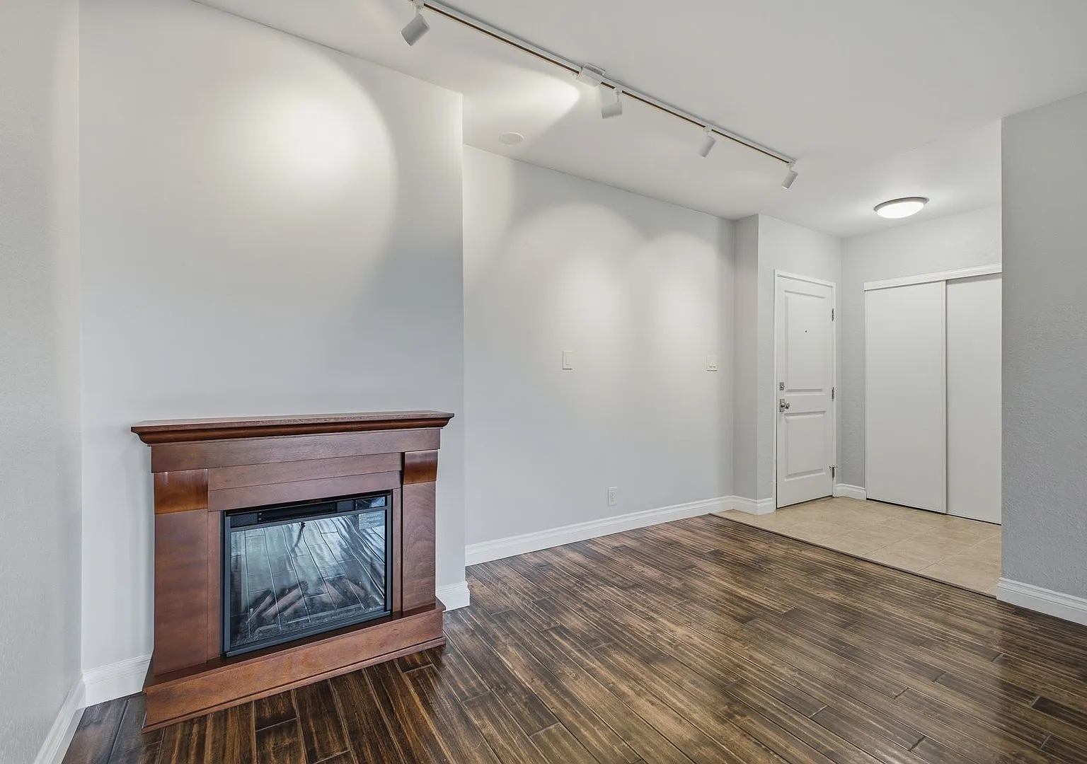 Bright & Spacious Top-Floor Condo in the Heart of Pasadena — Photo 3