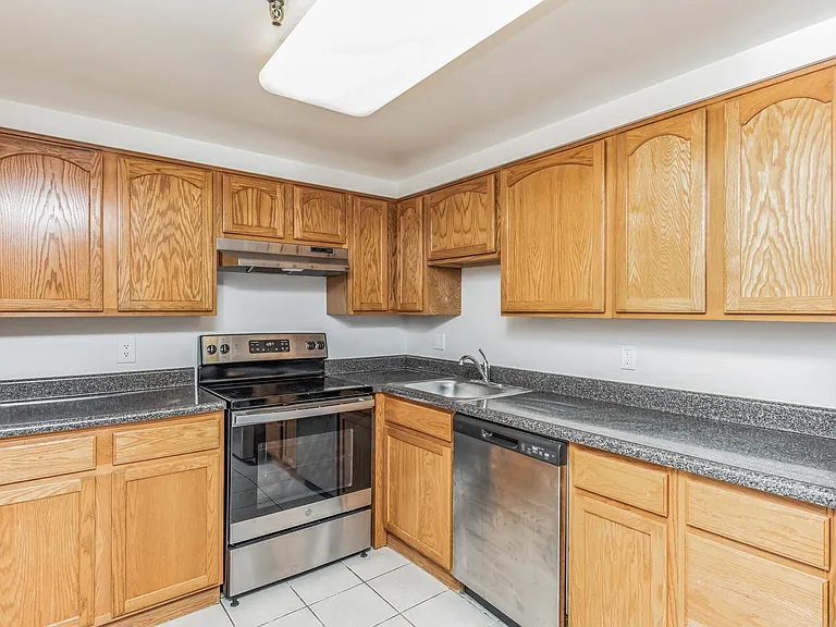 Highland Plaza Apartments — Photo 13