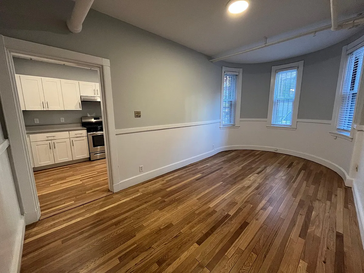 Living Room - 261 Commonwealth Ave #B1