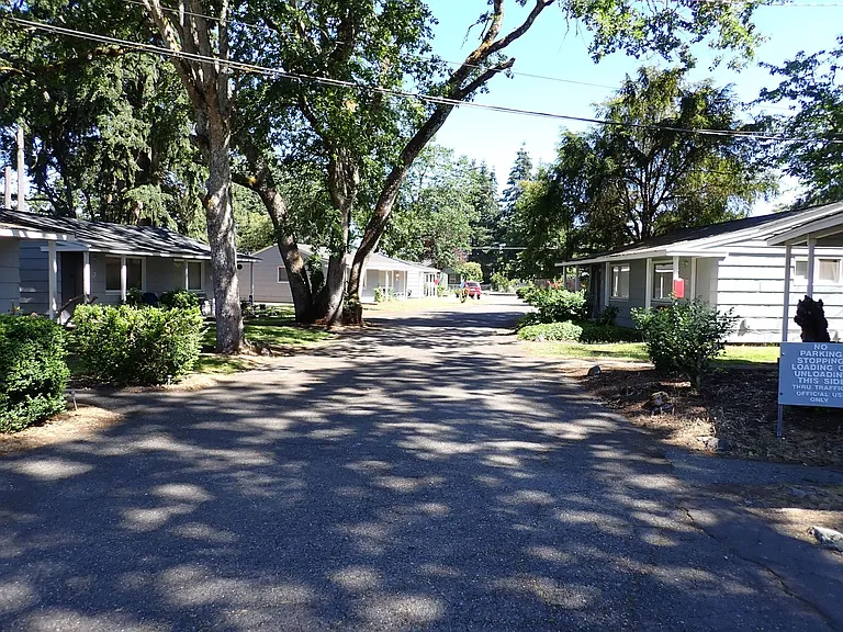 6412 Lake Grove St SW — Photo 8