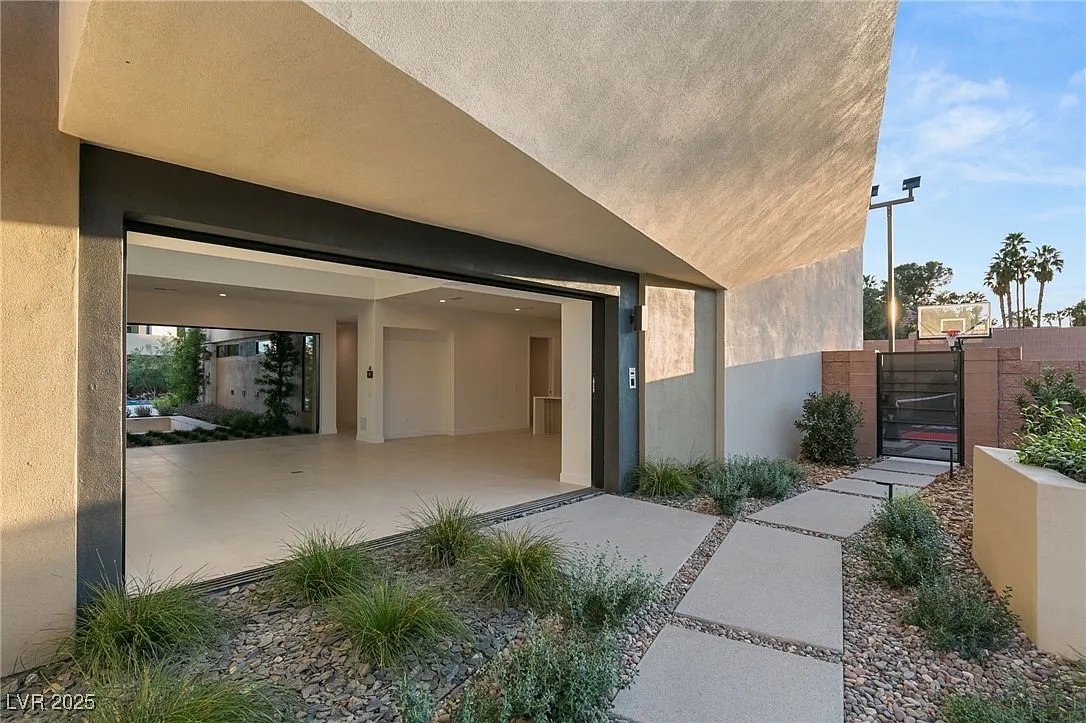 6 bed, 7.5 bath, 6169 sqft, $30,000 — Photo 3