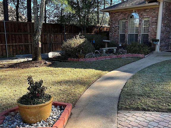 5th image of 208 Village Green Dr
