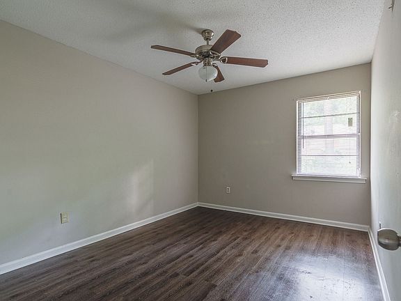 3rd image of 6077 Selkirk Dr