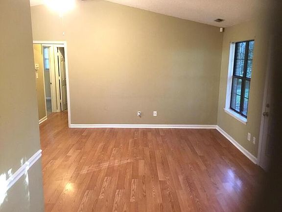 3rd image of 112 Scarborough Cir