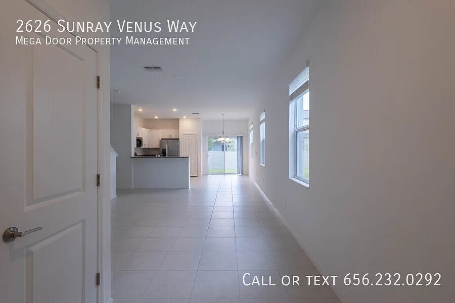 Modern 2-Bedroom End-Unit Townhome with Loft & Community Pool — Photo 4