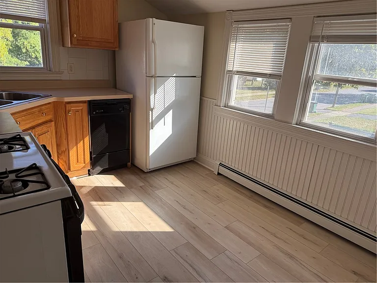 1698 Mount Hope Ave — Photo 3