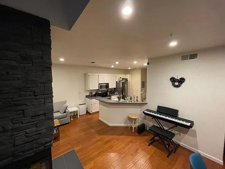 35 Manchester Ln — Photo 5