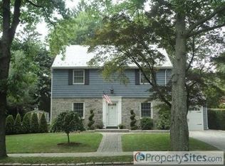 5 Donald St, Williston Park, NY 11596