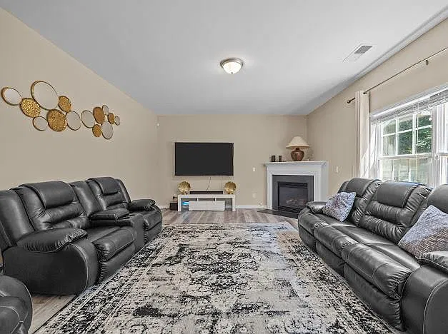 4 bed, 2.5 bath, 2311 sqft, $2,350 — Photo 4