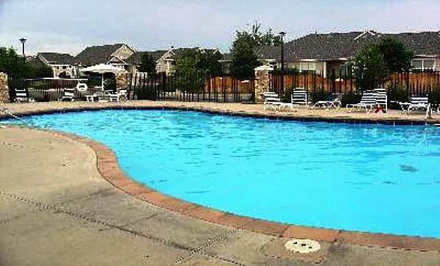 No Pets - 3 Bed / 2 bath Executive Condo - Ready Now! — Photo 2