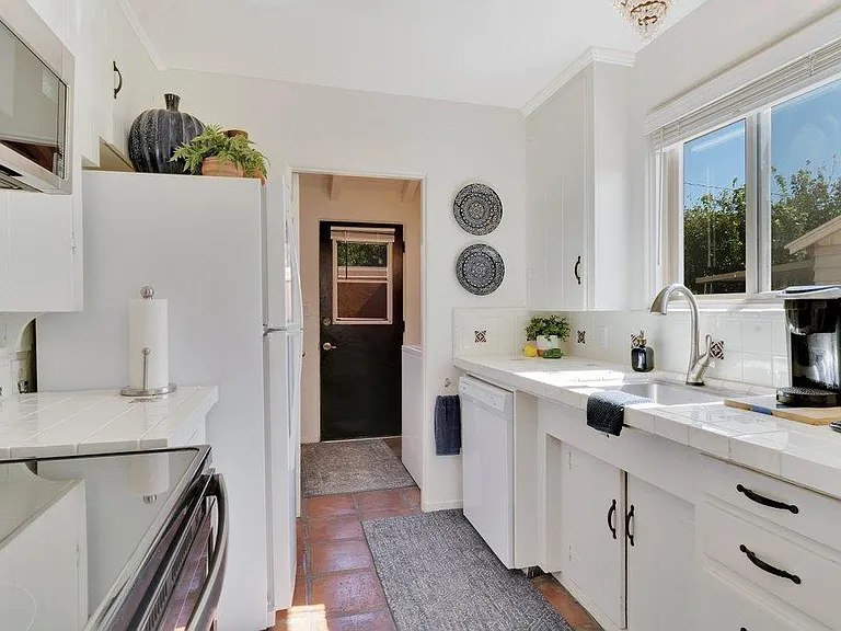 686 N Calle Rolph — Photo 11