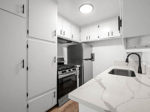 4th image of 928 4th St APT 5