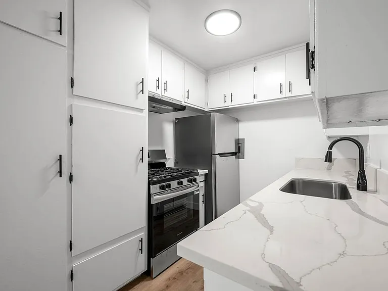 928 4th St #5 — Photo 4