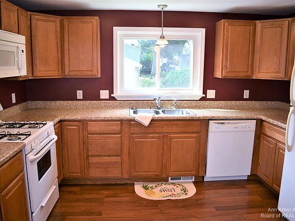 5th image of 402 Outer Dr
