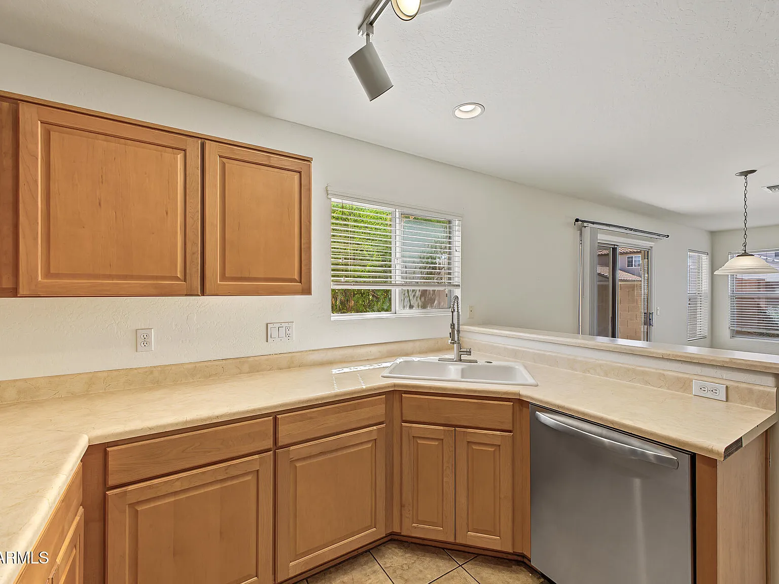 4 bed, 2.0 bath, 1909 sqft, $1,875 — Photo 4