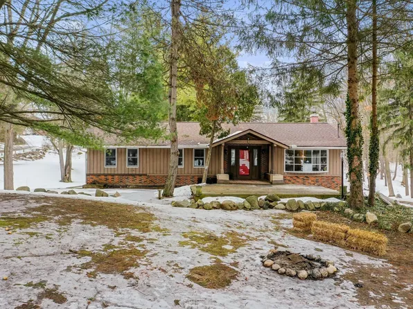 1838 Rochester Rd, Leonard, MI 48367