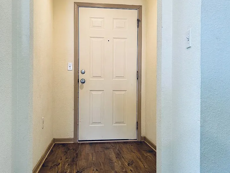 913 Westridge Dr #10 — Photo 2