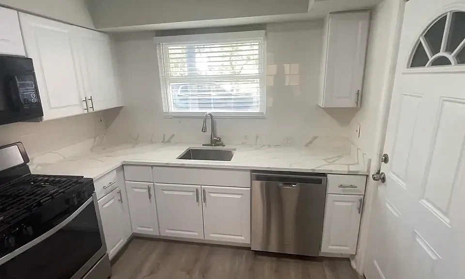 1325 W Sherwin Ave #1A