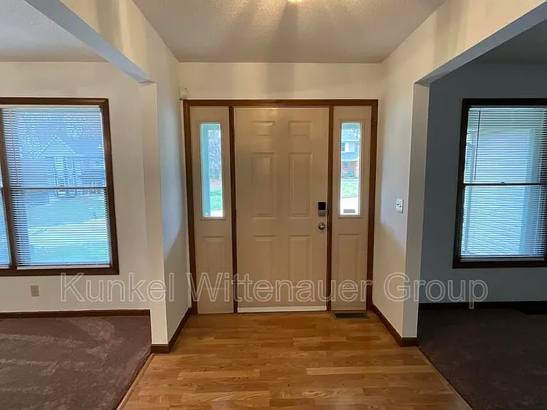 2020 Greenbrier Dr — Photo 2