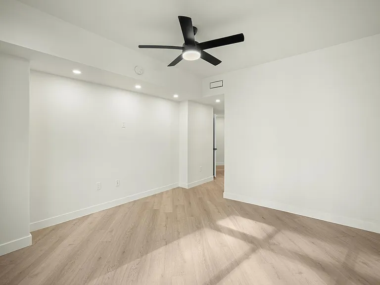 54 Rainey St #1201 — Photo 20