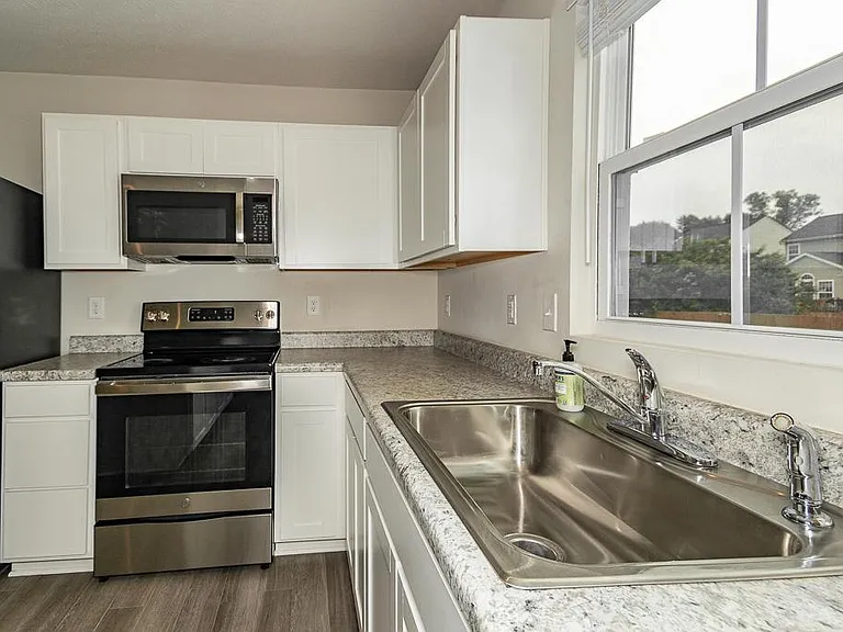 472 Roberta Dr — Photo 6