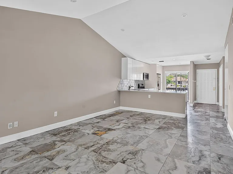 301 Club Cir #208 — Photo 15