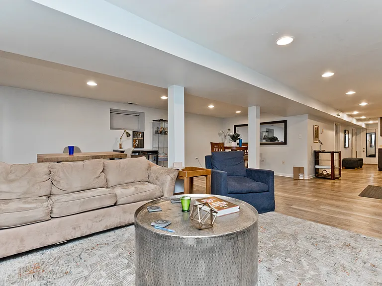 900 W Newport Ave #G — Photo 3