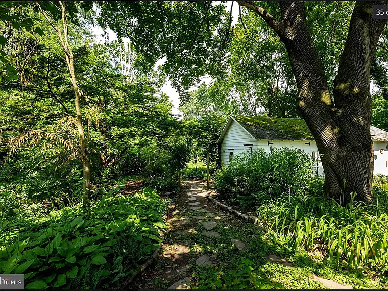 212 Mannion Ave — Photo 10