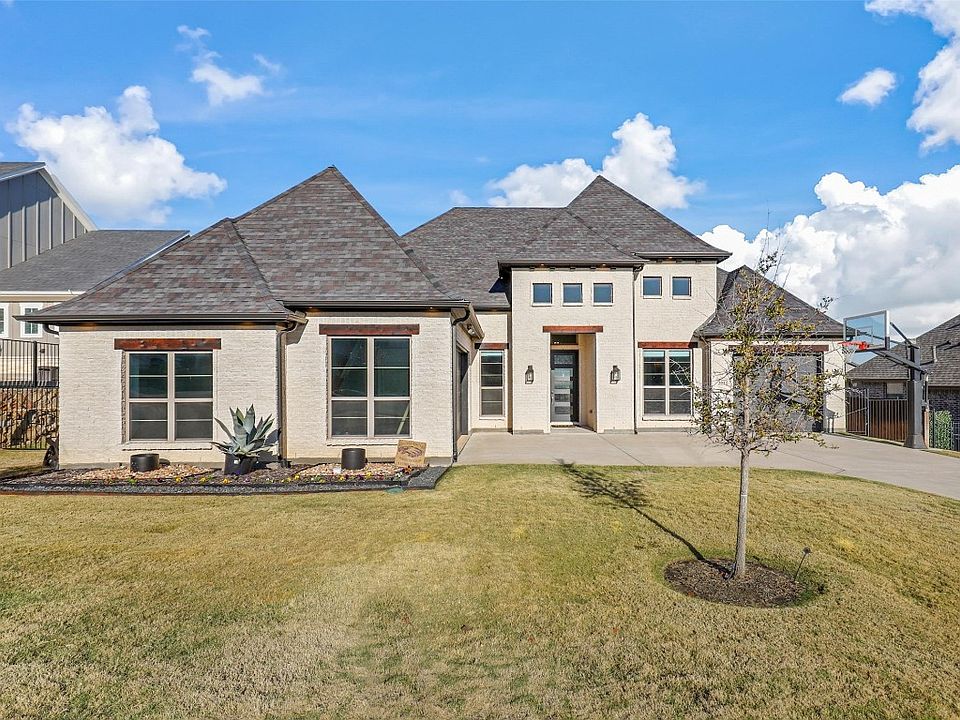 1st image of 304 Carrington Dr