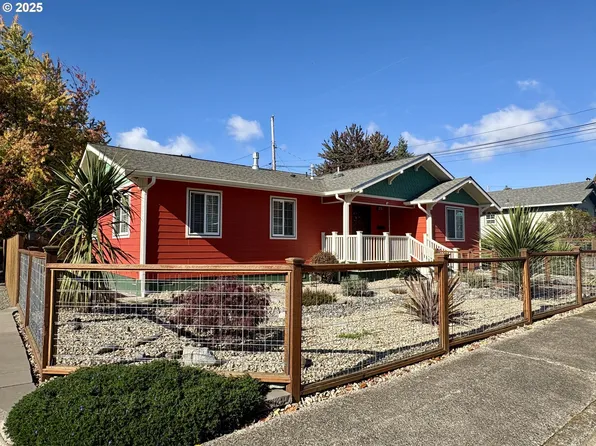 869 N Collier St, Coquille, OR 97423